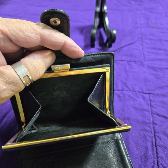 VGC AUTHENTIC CHANEL MINI BLACK CAVIAR LEATHER TIMELESS KISSLOCK WALLET - Picture 10 of 13